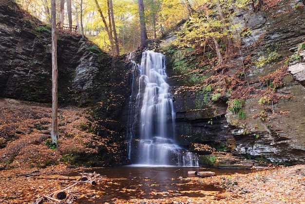 Cascada de otoño en la montaña