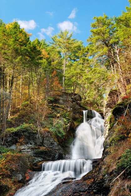 Cascada de otoño en la montaña