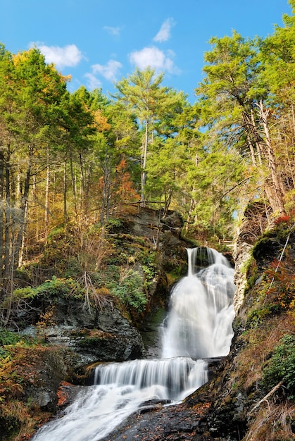 Cascada de otoño en la montaña