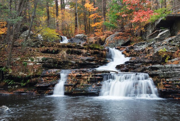 Cascada de otoño en la montaña