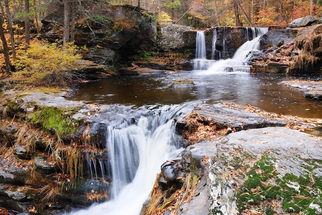 Foto gratuita cascada de otoño en la montaña