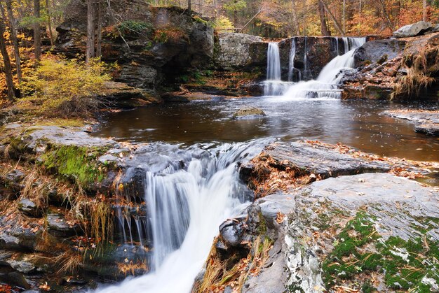 Cascada de otoño en la montaña