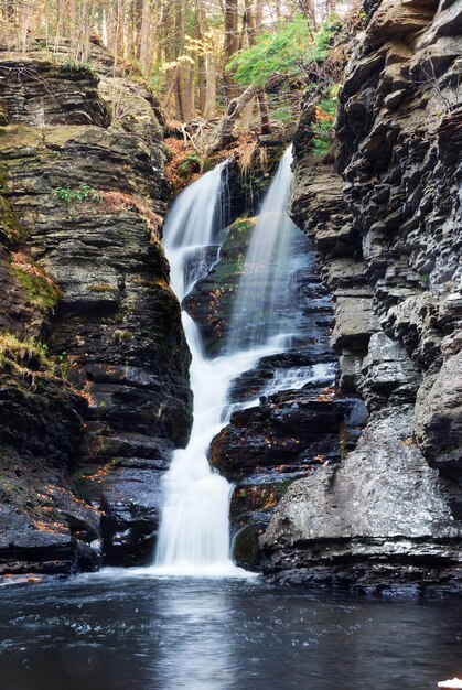 Cascada de otoño en la montaña