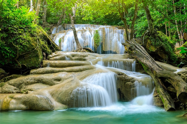 Cascada, Parque Nacional de Erawan, Kanchanaburi, Tailandia