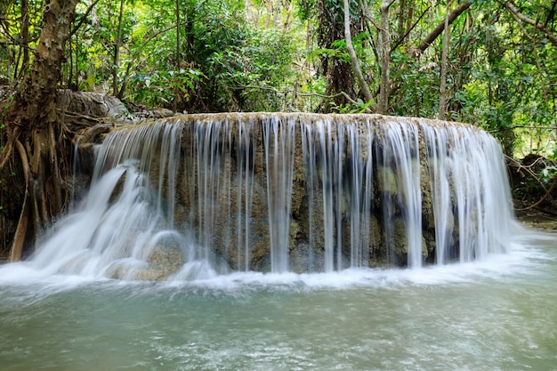 Cascada en el parque nacional de Erawan nivel 5 Kanchanaburi