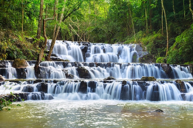 Cascada en el Parque Nacional Namtok Samlan Saraburi Tailandia