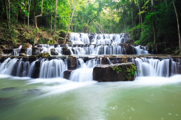 Cascada en el Parque Nacional Namtok Samlan Saraburi Tailandia