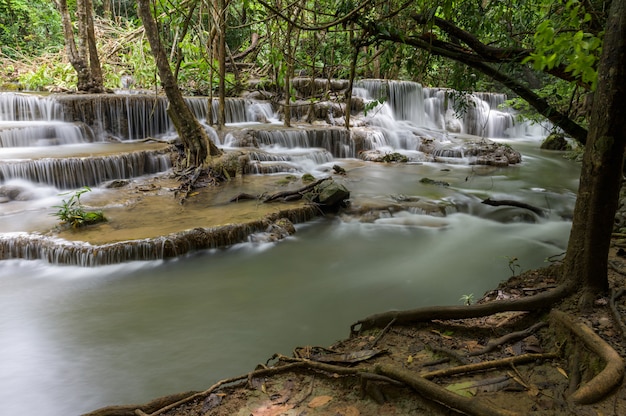 Foto gratuita cascada que es una capa en tailandia