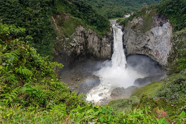 Foto gratuita cascada reserva ecológica cayambe coca en napo, ecuador