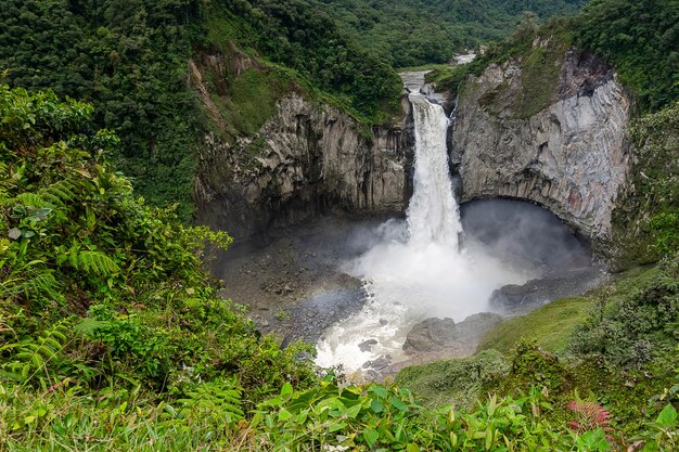 Cascada Reserva Ecológica Cayambe Coca en Napo, Ecuador