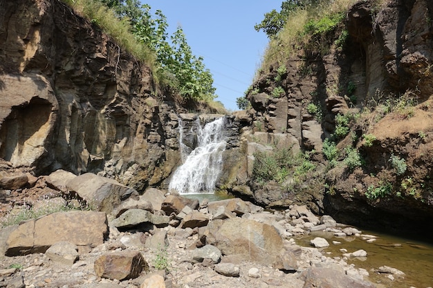 Cascada en un río