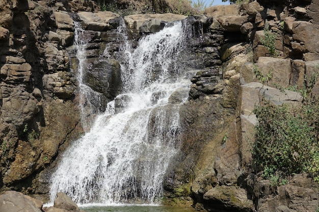 Cascada en un río