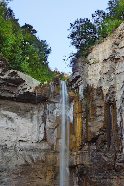 Cascada. Taughannock Falls en la montaña en el parque estatal Watkins Glen en el estado de Nueva York