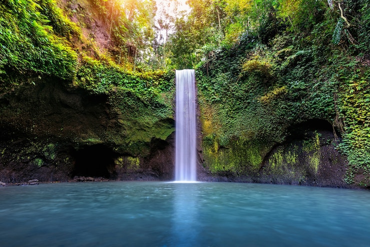 Foto gratuito cascada de tibumana en la isla de bali, indonesia