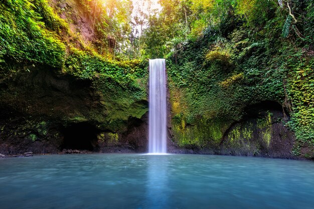 Cascada de Tibumana en la isla de Bali, Indonesia