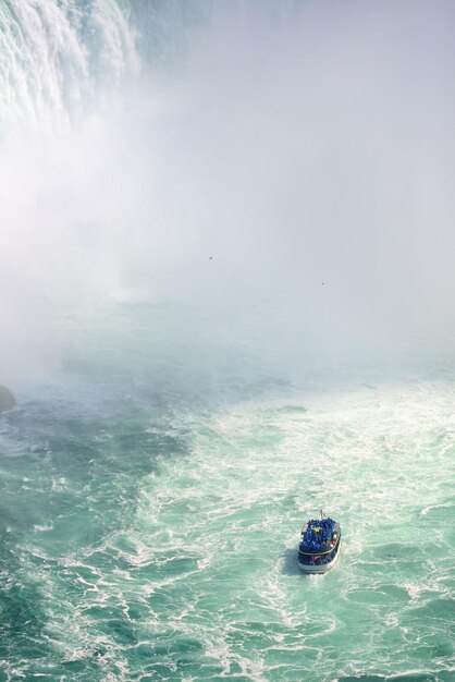 cascadas y barco