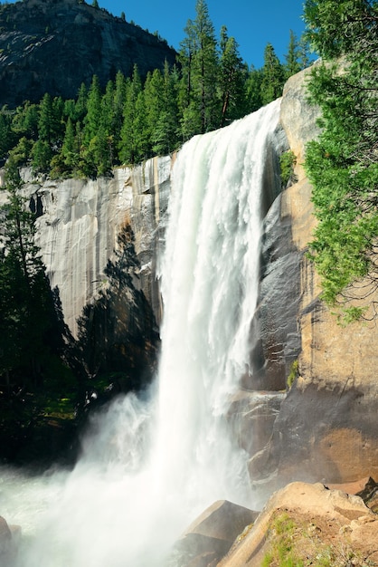 Foto gratuita cascadas en el parque nacional yosemite en california