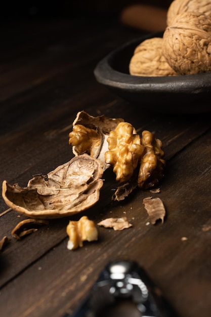 Foto gratuita cascanueces y nueces rotas en una mesa de madera