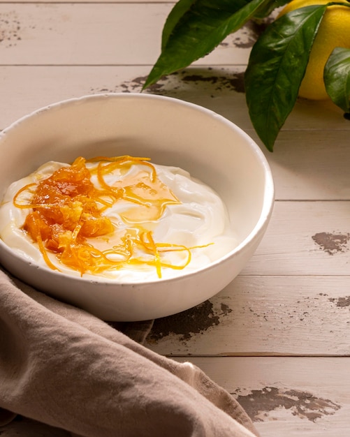 Cáscara de limón con yogur y miel en la mesa de madera