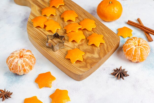 Cáscara de mandarina en forma de estrella para decoración.