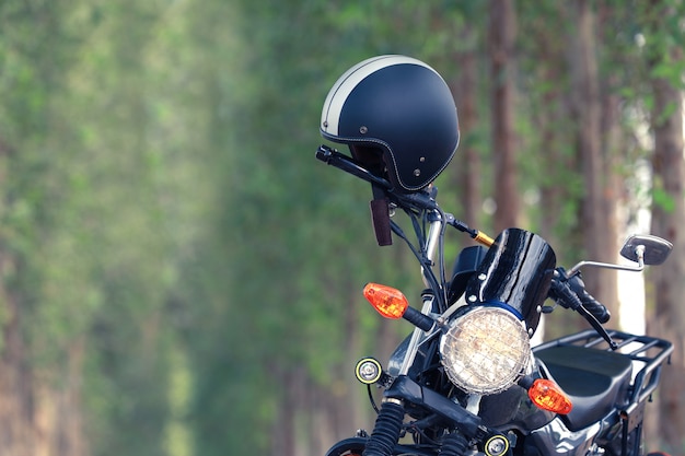 Casco con moto vintage