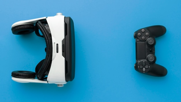 Foto gratuita casco de realidad virtual con vista superior con joystick