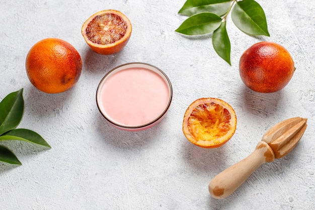 Caseros deliciosos glaseado de grosella roja con grosellas frescas.