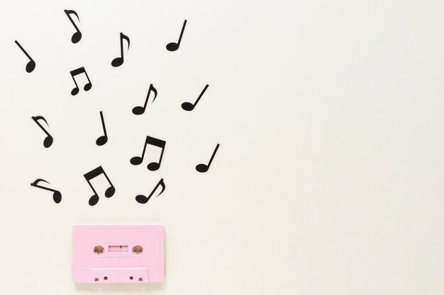 Casete de audio plano con notas musicales.