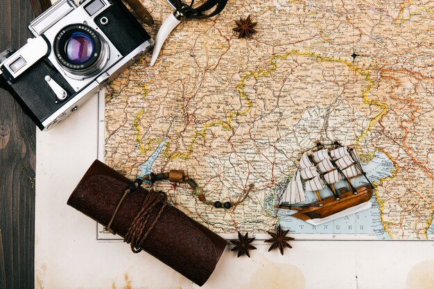 El caso LEather y la cámara se encuentran en el mapa turístico con un pequeño barco de madera