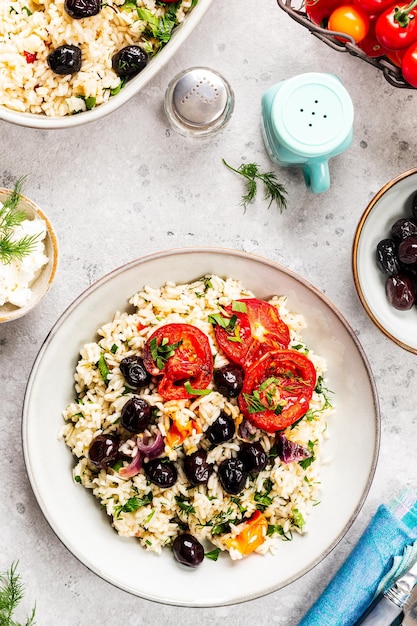 Foto gratuita casserole de verduras griegas con arroz y tomates