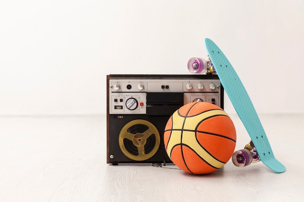 Foto gratuita cassette con pelota de baloncesto y patineta