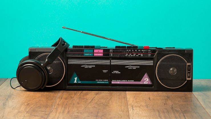 Foto gratuito cassette de radio y auriculares negros