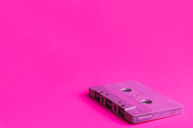 Cassette sobre fondo magenta