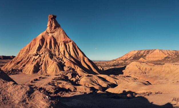 castilla de terra. Vista panorámica de las Bardenas Reales, Navarra, España. Formaciones de arenisca únicas erosionadas por el viento y el agua