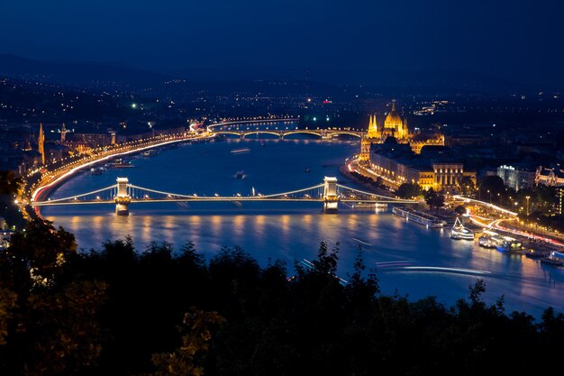 Castillo de Buda rodeado de edificios y luces durante la noche en Budapest