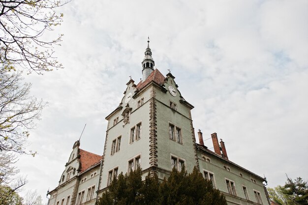 Castillo de caza de Schonborn en CarpatyTranscarpathiaUcrania Construido en 1890 Torre del reloj