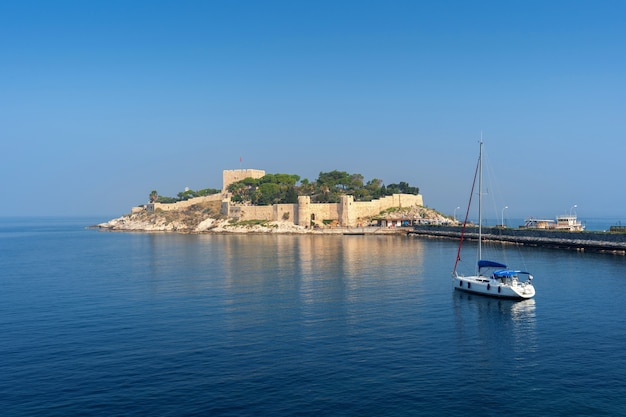 Foto gratuita castillo de guvercinada ubicado en kusadasi, turquía.