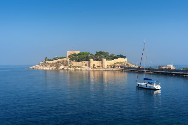 Castillo de Guvercinada ubicado en Kusadasi, Turquía.