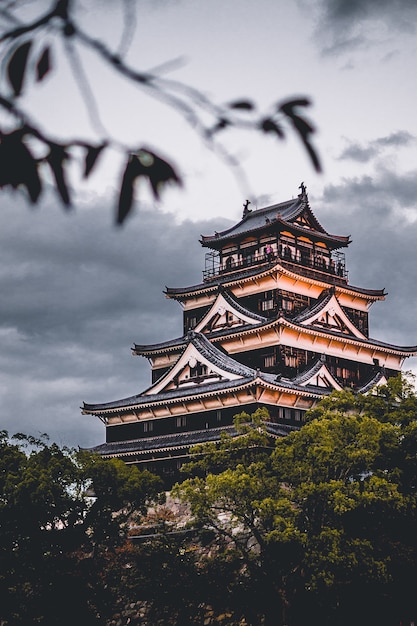 Foto gratuita castillo de himeji en día nublado