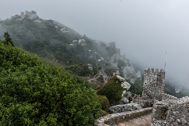 Castillo histórico de los moros en Sintra, Portugal en un día brumoso