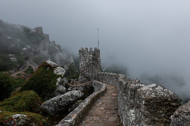 Castillo histórico de los moros en Sintra, Portugal en un día brumoso