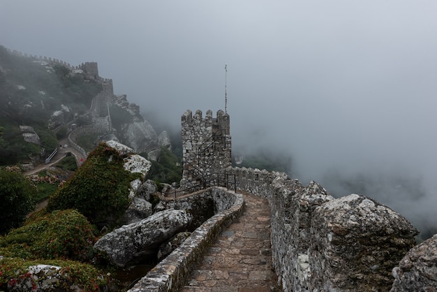 Castillo histórico de los moros en Sintra, Portugal en un día brumoso