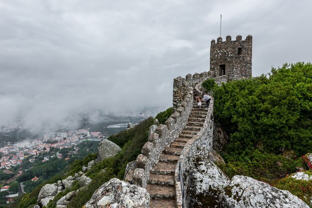 Castillo histórico de los moros en Sintra, Portugal en un día brumoso