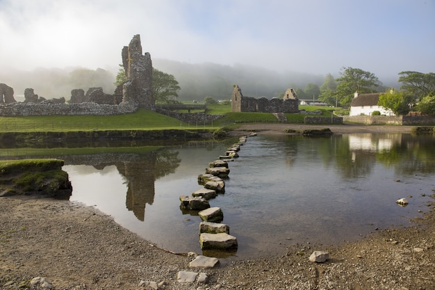 Castillo y lago Ogmore