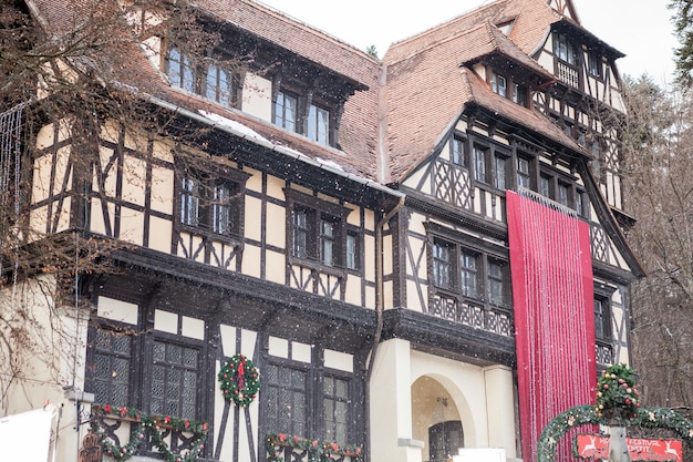 Castillo Pelisor de Sinaia en invierno, Rumania. Castillo medieval