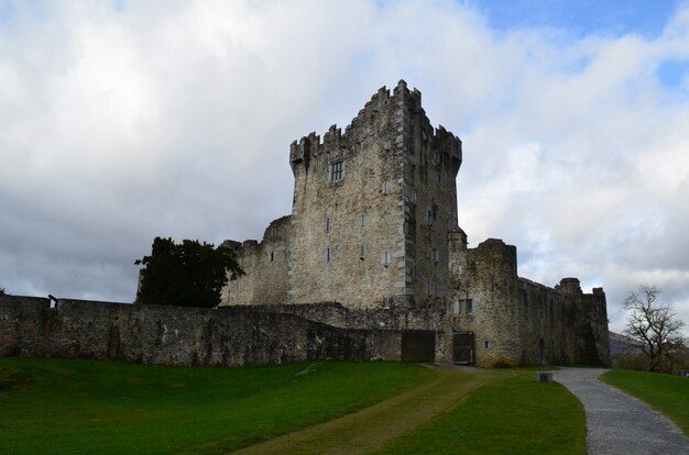 Castillo de piedra en el Parque Nacional de Killarney conocido como Castillo de Ross
