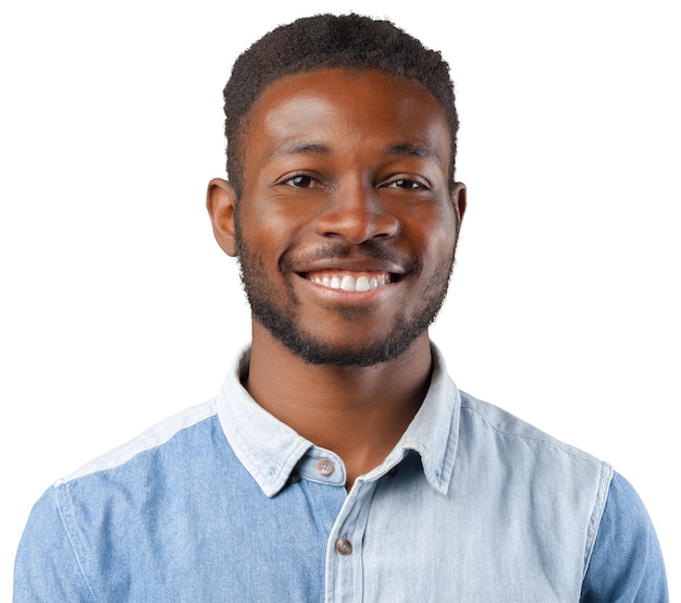 Casual joven africano sonriendo aislado en blanco