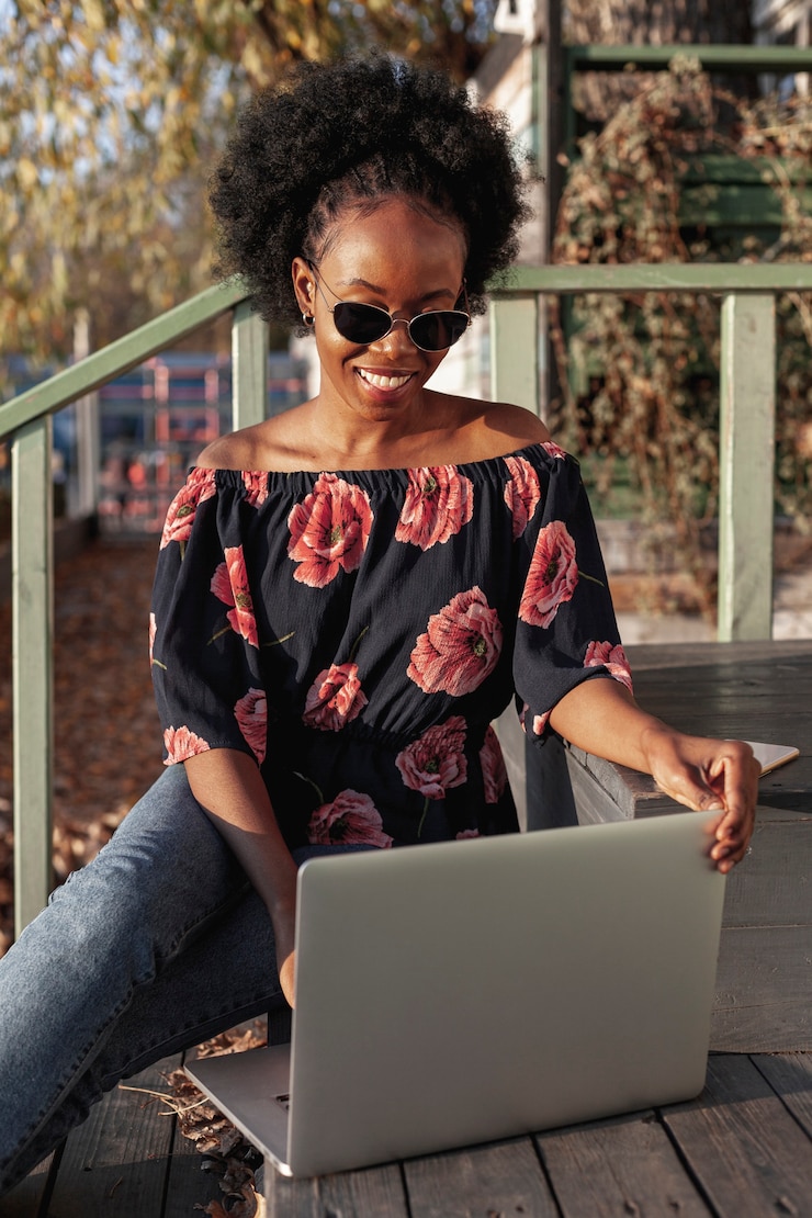 Foto gratuito casual mujer africana trabajando afuera