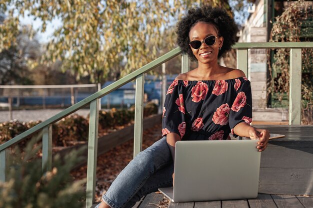 Casual mujer africana trabajando al aire libre