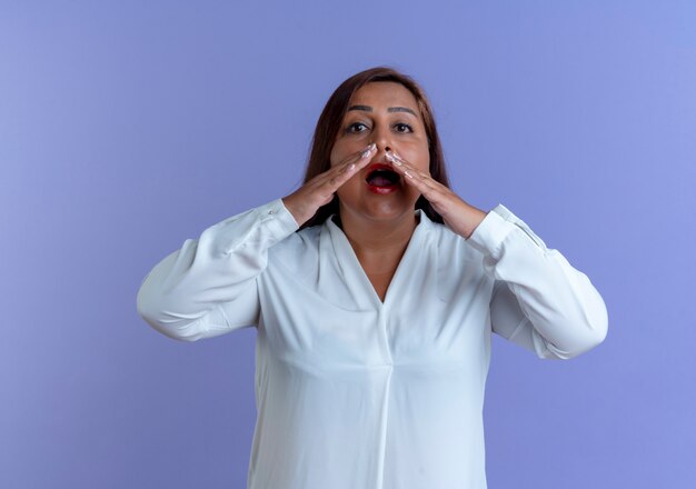 Foto gratuita casual mujer caucásica de mediana edad llamando a alguien